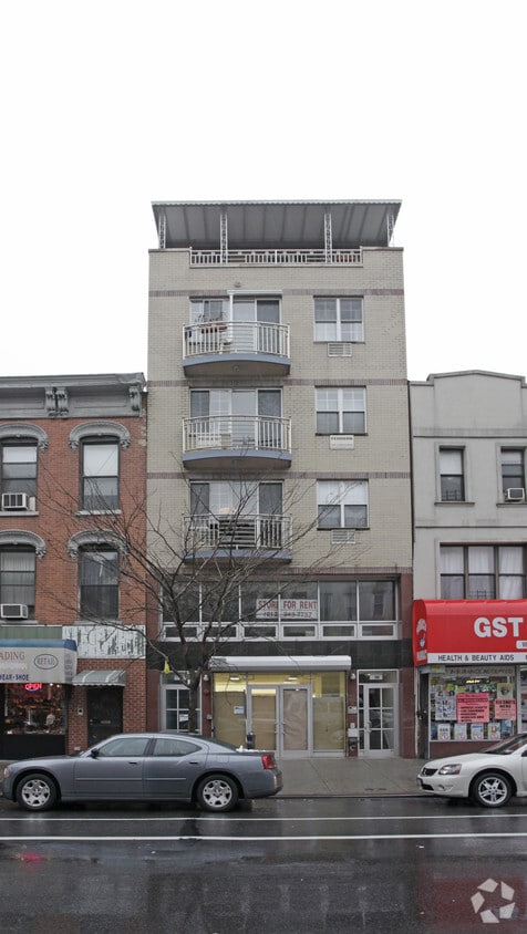 Building Photo - 667 Grand St