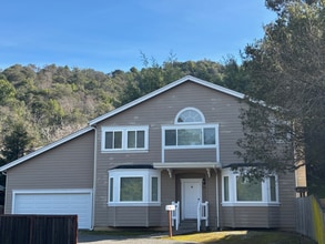 Building Photo - 242 N San Pedro Rd