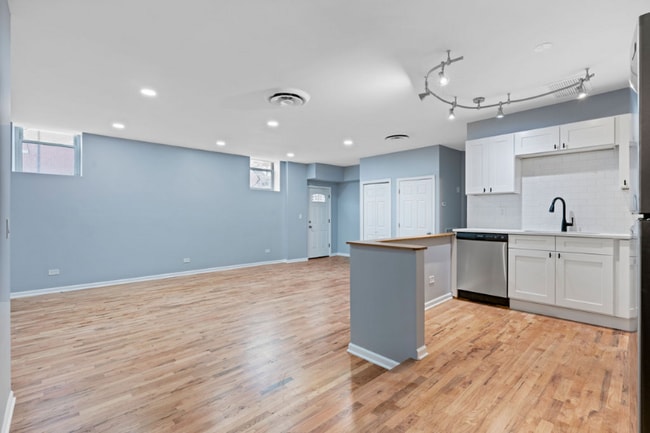 Building Photo - 2900 N Damen Ave