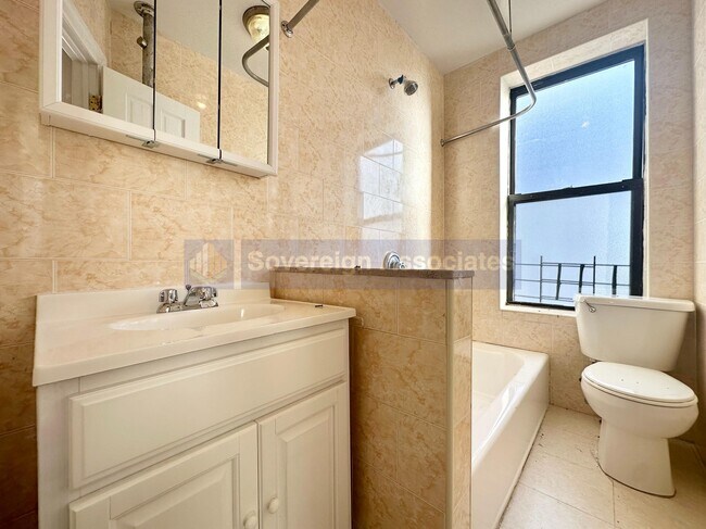 Foto del edificio - 2504 Olinville Avenue