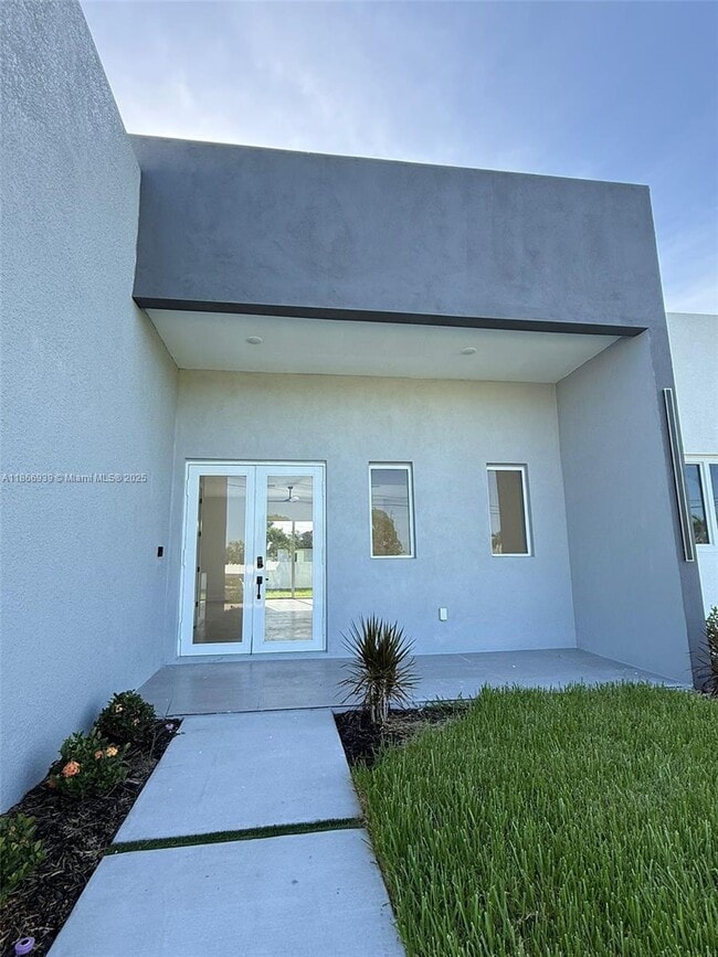 Building Photo - 5 SW 26th Pl