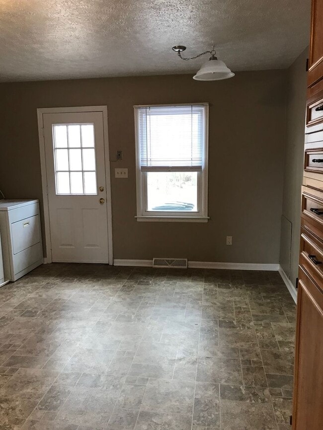 Building Photo - 1605-B Wards Ferry - 2br duplex on Wards F...