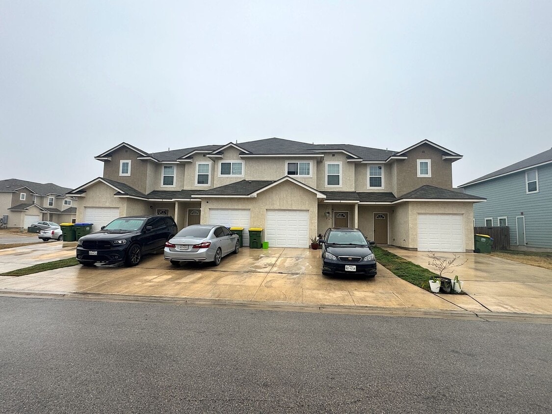 Primary Photo - Coming Soon - Elegant 3BR 2.5 Bath Townhom...