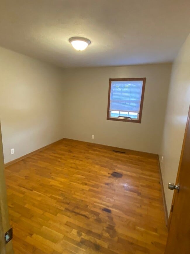 Building Photo - Corner lot; New appliances, New bathroom V...