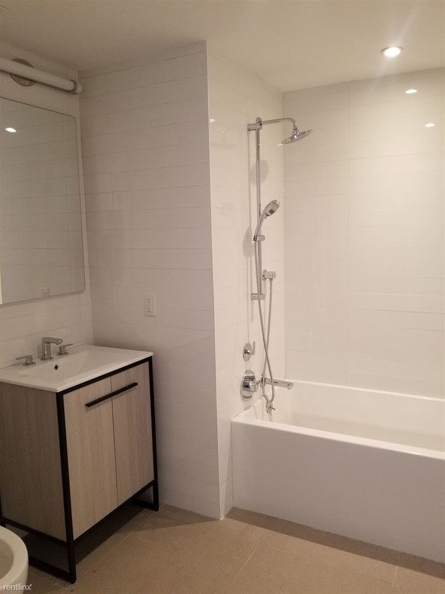 Building Photo - Studio, 1 bath  - 169 Graham Ave 5a