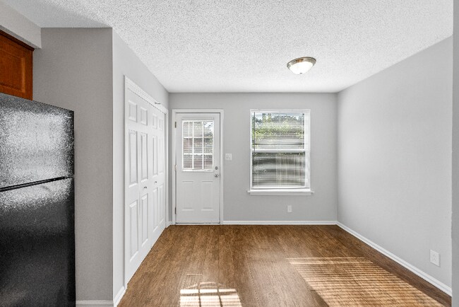Building Photo - 813 Golf View Pl
