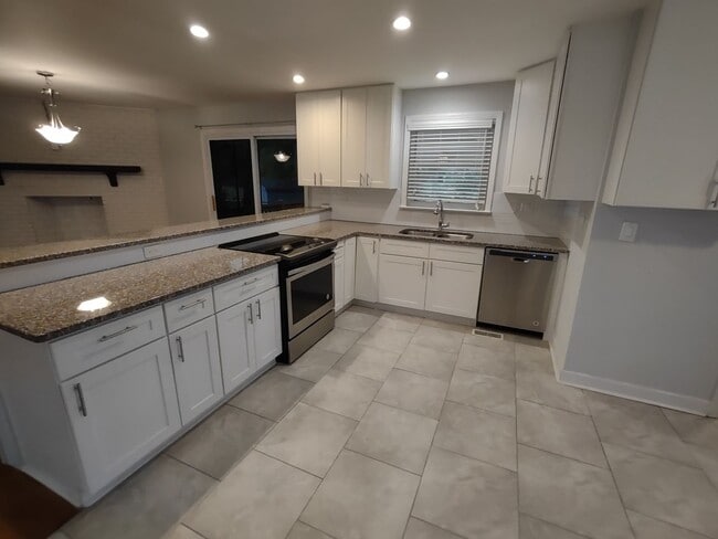 Building Photo - Pristine, move in ready ranch style home l...