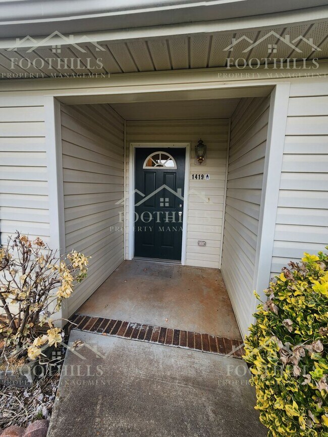 Foto del edificio - 1419 Oak Hill Dr