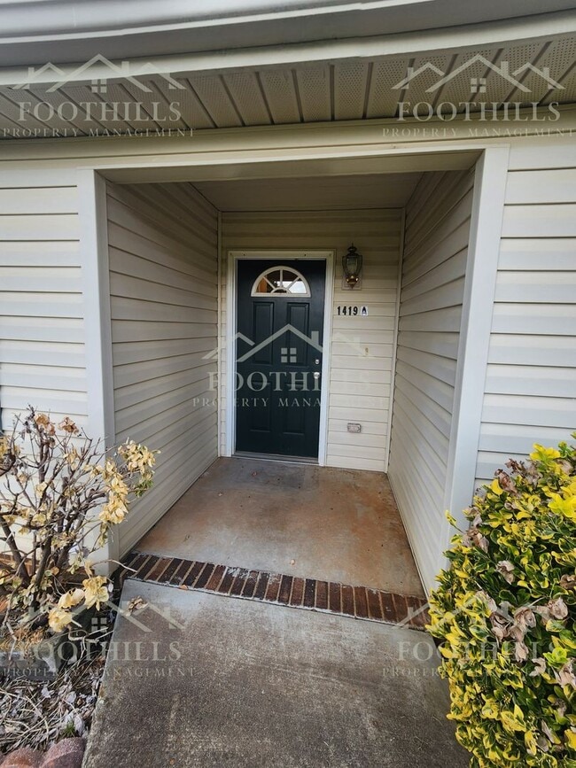 Building Photo - 1419 Oak Hill Dr