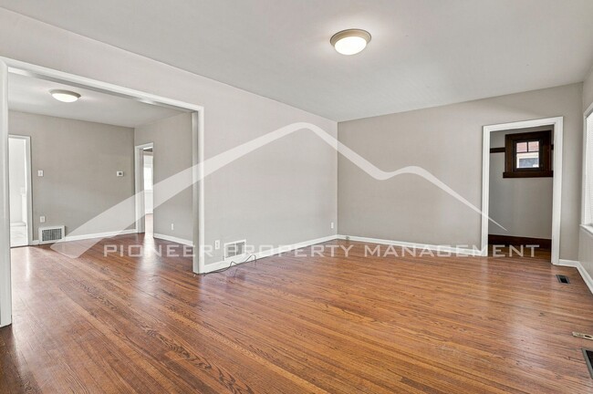 Building Photo - 427 S Washington St