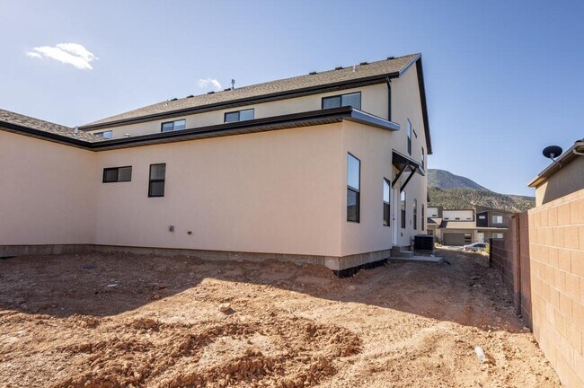 Building Photo - 67 E 820 S