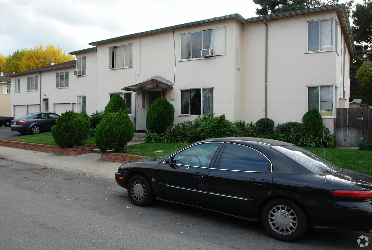 Primary Photo - 703-723 Victor Way