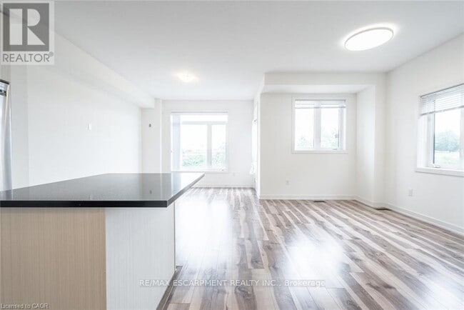 Photo du bâtiment - 590 N Service Rd