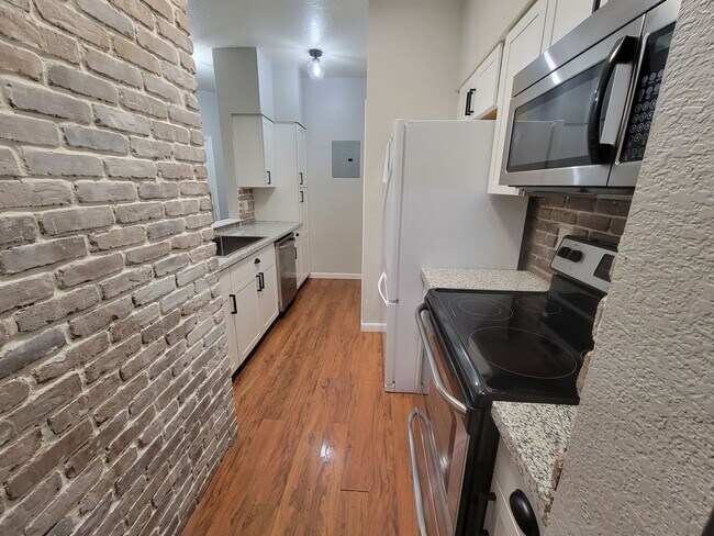 Foto del edificio - Fabulous Remodeled 2 bedroom , 2 bath Remodeled Condo in Country Club Greens