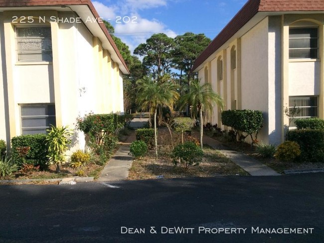 Building Photo - Sarasota Renovated 2/2 Apartment