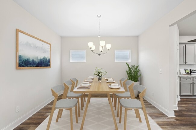 Elegante comedor con una rica mesa de madera y asientos atemporales diseñados para reuniones familiares inolvidables. - Southwind