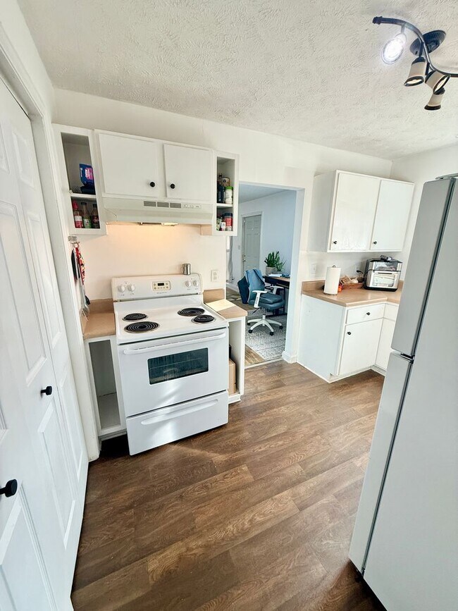 Foto del edificio - Inglewood Charmer! 3 Bedroom 2 Bath House with back deck & partially fenced yard