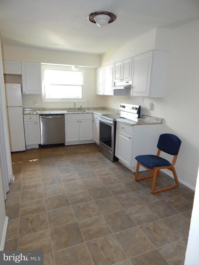 Building Photo - 447 Arnold Ct