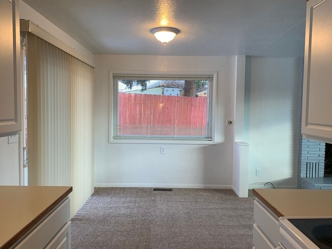 Foto del edificio - 3 Bedroom, 1.5 Bath House in Pacific Terrace neighborhood