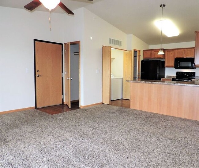 Foto del edificio - $975 | 2 Bedroom, 2 Bathroom Condo | No Pe...