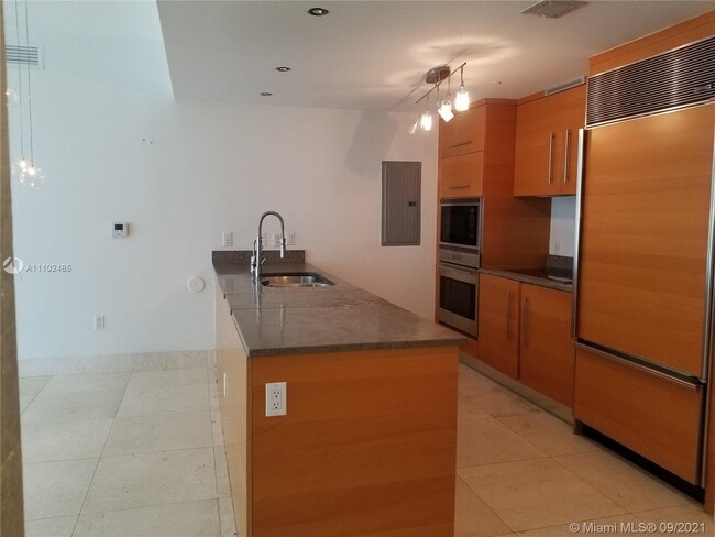 Building Photo - 475 Brickell Ave