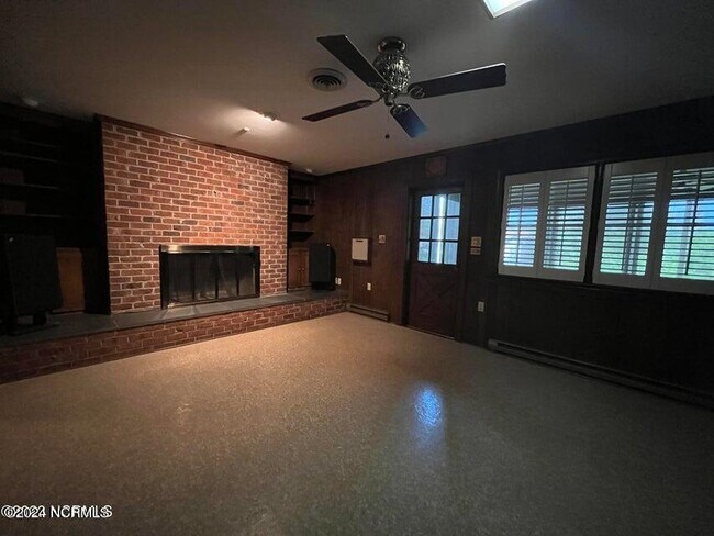 Building Photo - 1501 Sutton Dr