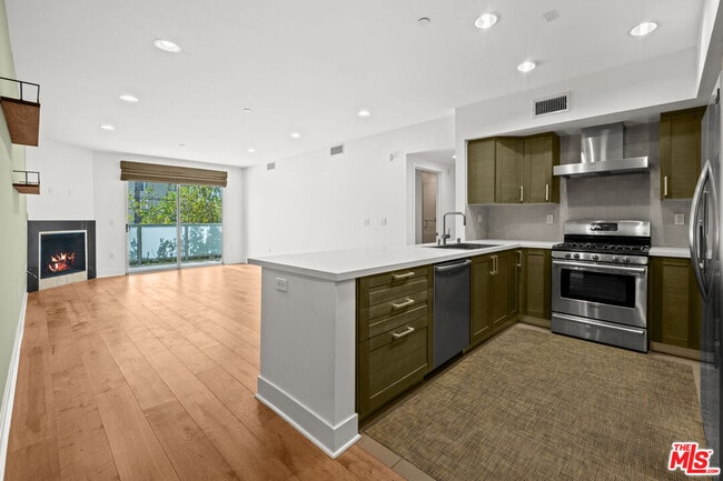 Building Photo - 7133 Hawthorn Ave