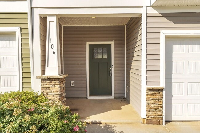 Building Photo - Beautiful 3 BR, 2.5 BA Townhome in highly ...