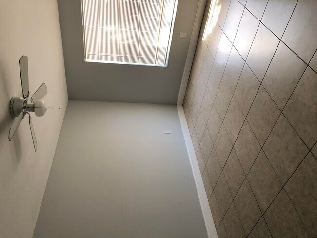 Building Photo - 405 Executive Center Dr