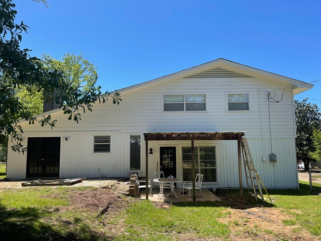 Building Photo - 10 Park Ln
