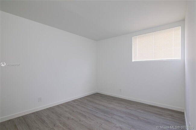 Foto del edificio - 13605 NE 3rd Ct