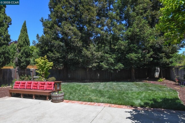 Building Photo - 555 Willow Ct