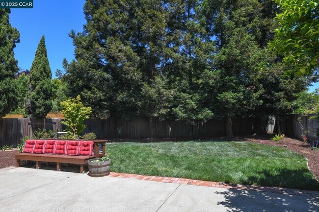 Foto del edificio - 555 Willow Ct