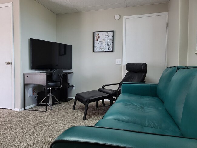 Building Photo - 940 W Red Oaks Dr