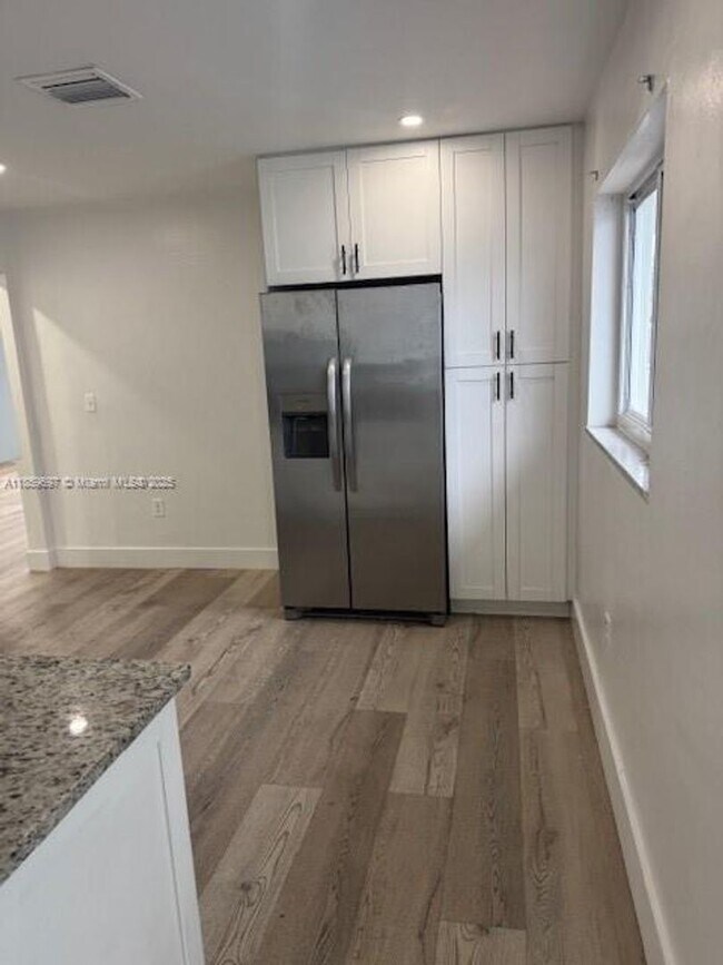 Foto del edificio - 108 E 8th St