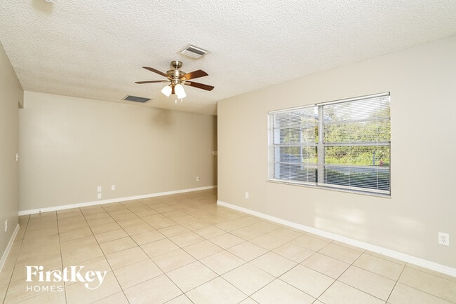Building Photo - 638 NE Larkspur Ln