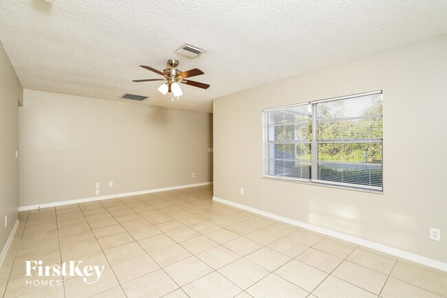 Foto del edificio - 638 NE Larkspur Ln