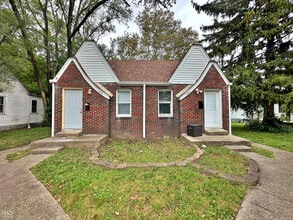 Building Photo - 1462 N Gladstone Ave