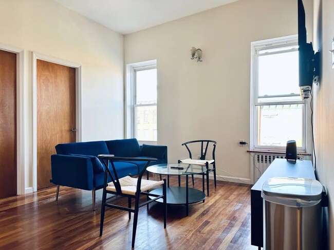 Foto del edificio - Furnished room/NOT APARTMENT