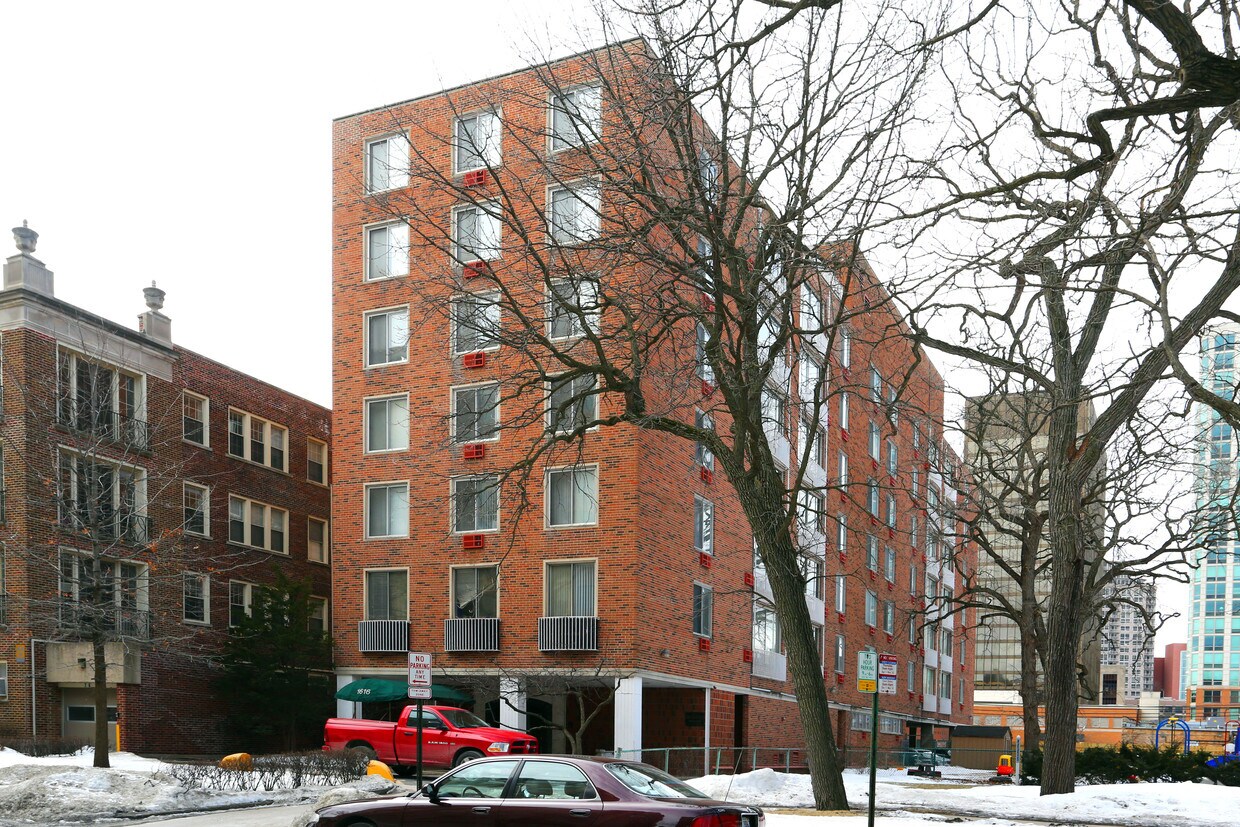 Building Photo - 1616 Hinman Ave