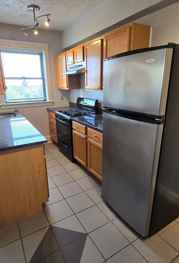 Primary Photo - Charming Top Floor Penthouse Condo with Vi...
