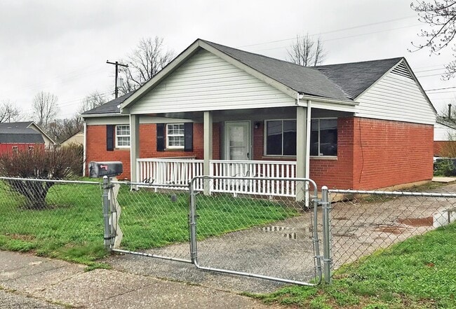 Nice 3 BR Home! Off-Street Parking, W/D Hookups, Fenced Yard, Utility Room, Pets Ok! - Nice 3 BR Home! Off-Street Parking, W/D Hookups, Fenced Yard, Utility Room, Pets Ok!
