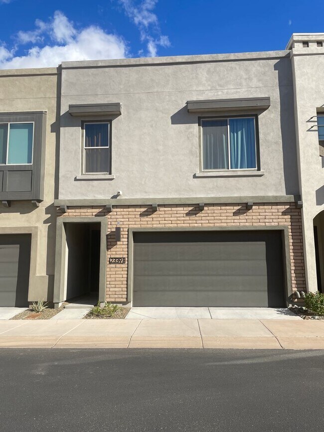 Building Photo - STUNNING 3 BEDROOM, 2.5 BATH TOWNHOUSE IN ...