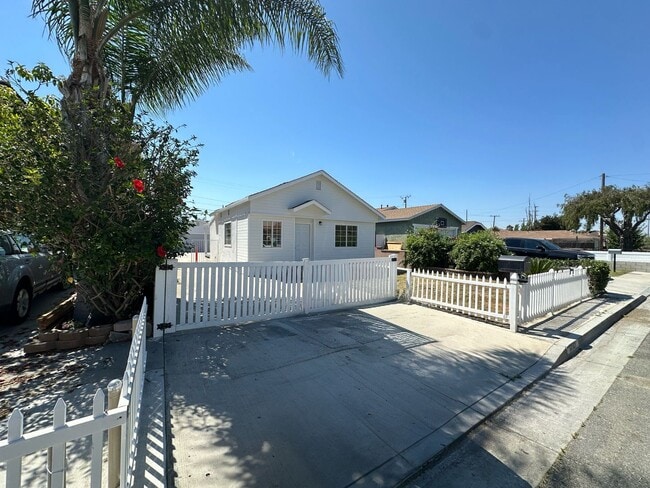 Foto del edificio - Completely Remodeled 2 Bed 1 Bath Charming...