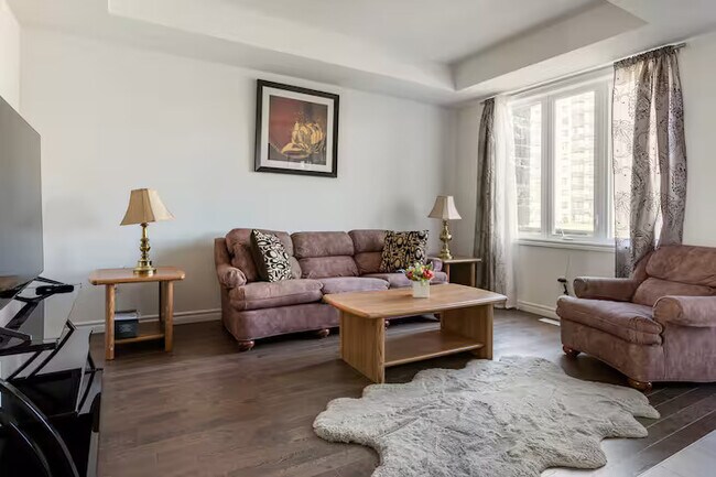 Photo du bâtiment - North West Hyde Park 3 Bdrm Townhome!   AVAIL NOW * Garage
