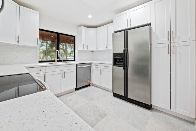 Foto del edificio - Stunning 4 Bed + Den | 3 Bath Waterfront Home – Miami, FL 33175