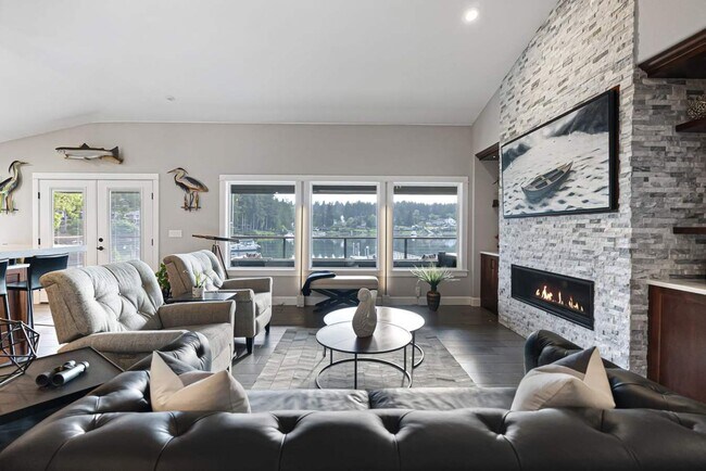Building Photo - Waterfront  Fully Furnished 3-bedroom 2.5-...