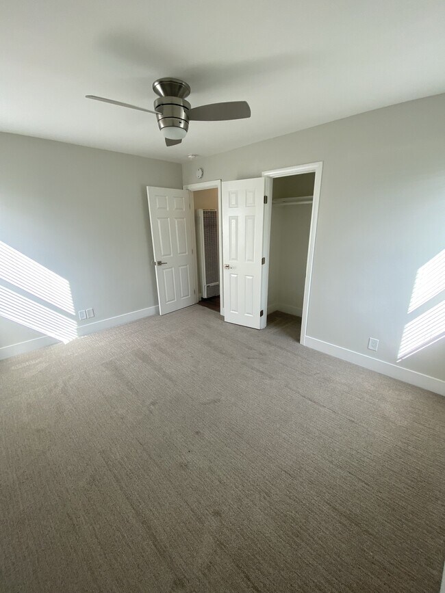 Dormitorio 2 - 14316 Condon Ave