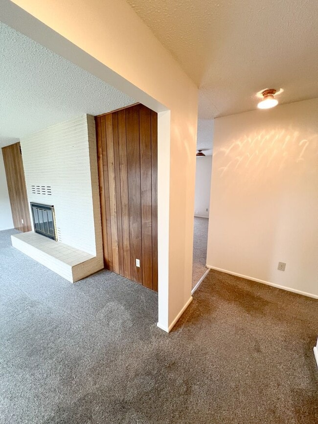 Building Photo - 3 Bedroom, 2 Bath - Home in Moyina Heights