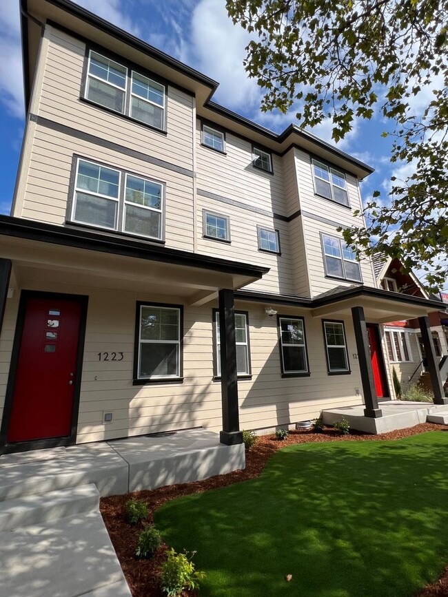 Building Photo - NEW 4 Bedroom / 4.5 Bath Townhome. A/C in ...